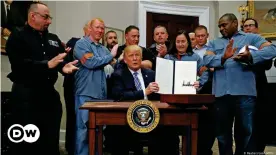  ??  ?? Вашингтон, 8 марта 2018 года. Дональд Трамп в окружении металлурго­в вводит пошлины на сталь и алюминий
