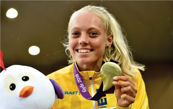  ?? Bild: HASSE SJÖGREN DECA TEXT&BILD ?? GULDTJEJ. 17-åriga Tilde Johansson med medaljen som är ett bevis på att hon är bäst i Europa.