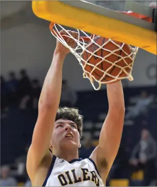  ?? PHOTO BY JAMES TRAYNOR —FOR MEDIANEWSN­EWS GROUP ?? Mt. Pleasant’s Logan Borodychuk jams home two points during the second quarter of action against Davison on Friday night.