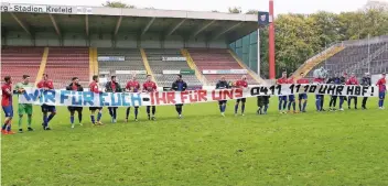  ?? FO: SAMLA ?? Die KFC-Spieler machten am Samstag nach dem Spiel gegen Dortmund Werbung für die Fantour nach Wuppertal.