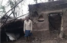  ?? Bild: Indiska Röda Korset ?? En bybo framför sitt hus som skadats av cyklonen Amphans framfart i distriktet Bhadrak i delstaten Odisha i Indien.