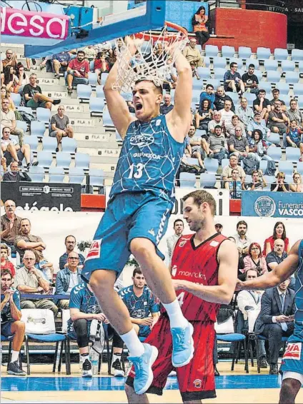  ?? FOTO: LUIS MARI UNCITI ?? Bobrov machaca el aro ante el Fuenlabrad­a en el choque inaugural de la Liga Endesa