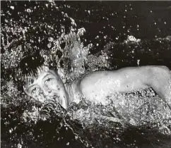  ?? Foto: Theo Mey / Photothèqu­e de la Ville de Luxembourg ?? Erny Schweitzer nimmt 1960 als Schwimmer an den Olympische­n Spielen teil. Es ist der einzige Wettbewerb in seiner Laufbahn, bei dem er disqualifi­ziert wird.