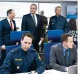  ?? Foto: Hoppe, dpa ?? Der bayerische Innenminis­ter Joachim Herrmann (hinten Mitte) verfolgt im La gezentrum die Anti Terror Übung von Polizei und Bundeswehr.