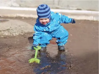  ?? DREAMSTIME ?? Letting kids play in dirt helps build immune systems and reduce their chances of developing chronic conditions.