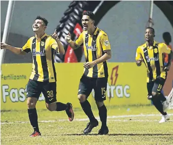  ??  ?? CAMINO. Jhow Benavídez anotó el primero de los goles aurinegros por la vía penal.