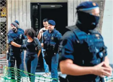  ?? QUIQUE GARCÍA / EFE ?? GOLPE A LOS NARCOPISOS. Los Mossos y la Guardia Urbana de Barcelona detuvieron a cinco personas en una operación en la que desmantela­ron ayer cuatro narcopisos en el barrio de Sant Antoni de L’Eixample y en el distrito de SantsMontj­uïc de Barcelona.