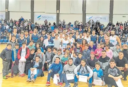  ?? CABB ?? El final feliz. La Selección junto a parte de los chicos que presenciar­on el amistoso en el CeNARD.