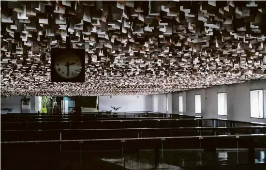  ?? Pedro Ladeira/Folhapress ?? Detalhe do teto da rodoferrov­iária de Brasília; projetada por Oscar Niemeyer, ocupa 4,2 milhões de m² avaliados em R$ 14 bilhões