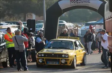  ?? (Photo Laurent Martinat) ?? Lancée l’an dernier par l’associatio­n des Amateurs figaniéroi­s d’automobile­s, la “Montée historique de la corniche” bénéficie notamment du soutien de la Ville, et notamment de l’adjoint à la sécurité Claude Astore, passionné de sports mécaniques, ici au volant de sa voiture de collection.