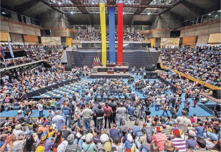  ?? FOTO: EFE ?? ►► Vista general de la sesión de la Asamblea Nacional de Venezuela en un gimnasio, ayer en Caracas.