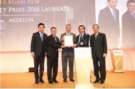  ?? FOTO CORTESÍA ALCALDÍA DE MEDELLÍN ?? Aníbal Gaviria y Federico Gutiérrez, anterior y actual alcalde de Medellín, recibieron el “Premio Nobel de Ciudades’ el 11 de julio 2016.