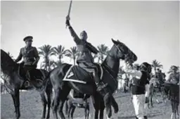  ??  ?? Mussolini brandisce “La Spada dell’Islam”. Alla sua destra, il palafrenie­re libico che verrà poi cancellato dalla foto