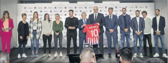  ??  ?? FAMILIA. De izq. a drch.: Mónica Marchante, presentado­ra del acto; Amanda, Lola Gallardo, Meseguer, Ángela Sosa, Simeone, Cerezo, presidente del Atlético; Emilio Gayo, presidente de Telefónica; Gil Marín, CEO rojiblanco; Godín, Koke, Griezmann y Juanfran.