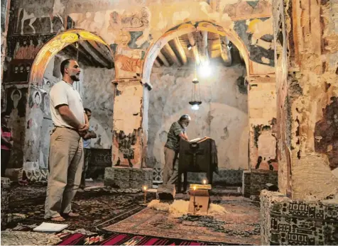  ?? Fotos: Simon Kremer, dpa ?? „Wir haben uns immer gefragt, wann es uns trifft“: Bruder Dschihad (links) betet in der Kapelle des Klosters Dar Mar Musa al Habaschi in Syrien.