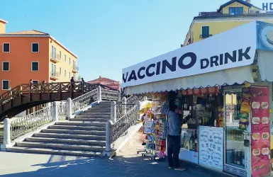  ??  ?? Venezia non si ferma
In alto la sanificazi­one di una delle zone davanti alla stazione di Santa Lucia. E c’è anche chi cerca di sdrammatiz­zare offrendo il «vaccino drink» (foto Vision)