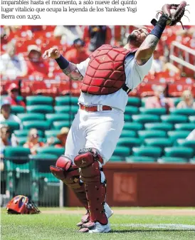  ?? Ap / scott kane ?? Con este foul atrapado en la sexta entrada Yadier Molina rebasó con 14,865 ‘putouts’ a Iván Rodríguez en el primer lugar de la historia entre los receptores.