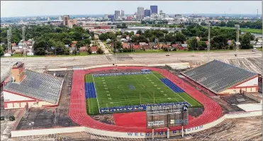  ?? TY GREENLEES / STAFF ?? Dayton Public Schools’ Welcome Stadium was the site for the Cincinnati Bengals practice on Saturday where wide receiver A.J. Green got hurt.