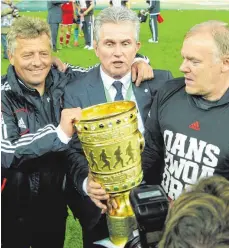 ?? FOTO: IMAGO ?? Nach viereinhal­b Jahren wieder vereint: Jupp Heynckes (Mitte) und seine Co-Trainer Peter Hermann (li.) und Hermann Gerland.