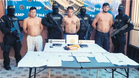  ??  ?? APRESADOS. Los tres sospechoso­s operaban en Choluteca. Les decomisaro­n armas y droga.
