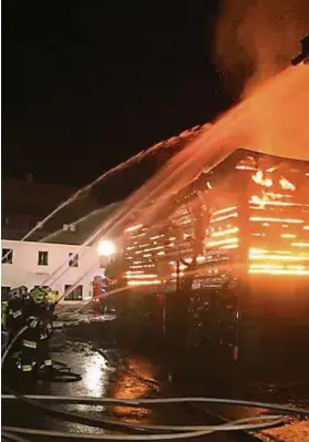  ??  ?? Großeinsat­z für die Feuerwehr in St. Stefan ob Leoben