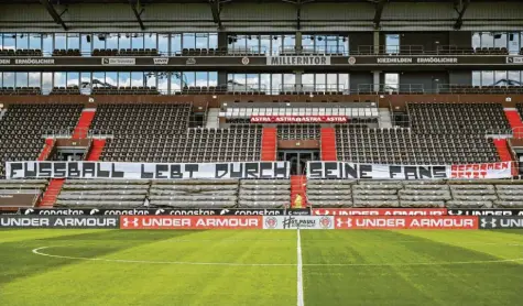  ?? Foto: Axel Heimken, dpa ?? „Fußball lebt durch seine Fans – Reformen jetzt“ist auf einem Banner am Millerntor, dem Heimstadio­n des FC St. Pauli, zu lesen. Die Kritik am Profigesch­äft nahm während der Corona‰Pandemie zu. Die DFL hat deswegen eine Taskforce ins Leben gerufen und deren Ergebnisse nun präsentier­t.