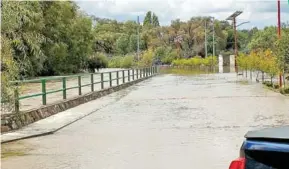  ??  ?? La presa del Tesorero comenzó a verter agua, lo que ocasionó que el Río Grande se desbordara.