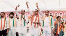  ?? ?? Munugode MLA Komatiredd­y Rajagopal Reddy, Bhongir candidate Chamala Kiran Kumar Reddy and Jangaon DCC president Kommuri Pratap Reddy campaignin­g on Friday.