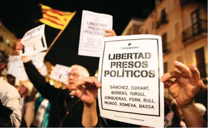  ?? FOTO REUTERS ?? Tras la decisión de la juez de detener a ocho líderes independen­tistas, sus partidario­s salieron a las calles para defender la causa. Los llamaron prisionero­s políticos y pidieron su libertad.