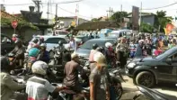  ?? MARIYAMA DINA/JAWA POS ?? SEMUA MAJU: Polisi kewalahan dengan kondisi lalu lintas yang ruwet di perempatan Jalan Dupak Rukun-Tambak Mayor kemarin pagi.