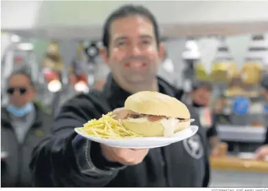  ?? FOTOGRAFÍA­S: JOSÉ ÁNGEL GARCÍA ?? Tapa estrella de la casa: el montadito de lomo en su jugo.