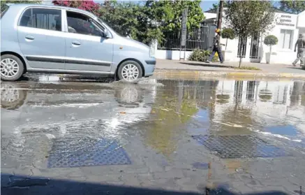  ?? Picture: LOUISE KNOWLES ?? TRAVESTY FOR TOURISM: Raw sewage seeps from manhole covers on Van der Riet Street on Tuesday