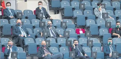  ?? FOTO: PERE PUNTÍ ?? Josep Maria Bartomeu presidió el palco del Camp Nou e hizo de anfitrión al lado de Christian Bragarnik, propietari­o del Elche