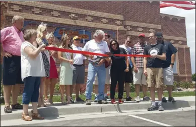  ??  ?? The Strap Tank Restaurant and Brewing Co. has opened in southwest Springvill­e near Walmart.