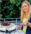  ?? FOTO: DPA ?? Torte zum 30. Geburtstag: Angelique Kerber