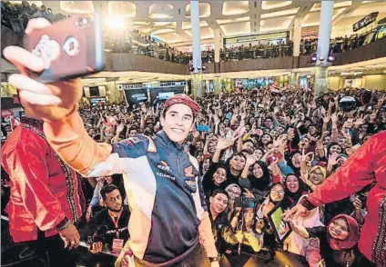  ?? FOTO: REPSOL HONDA ?? Márquez se hace un selfie junto a los miles de fans que le esperaron en un centro comercial de Bandung