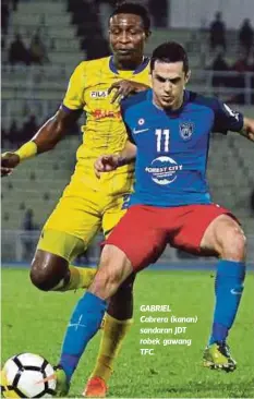  ??  ?? GABRIEL Cabrera (kanan) sandaran JDT robek gawang TFC.