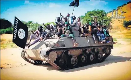  ?? AFP ?? Milicianos de Boko Haram sobre un carro de combate, en un vídeo propagandí­stico del grupo