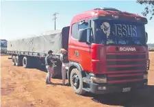  ??  ?? Este es el camión de gran porte que fue retenido por la Senad. Al ser inspeccion­ado, se constató que transporta­ba un gran cargamento de droga. Fue trasladado a la base en Asunción.