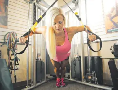  ?? Cyrus Mccrimmon, The Denver Post ?? Tarrah Speer Lee works out on TRX equipment. Speer Lee, who studied at the National Academy of Sports Medicine, is one of the “Next Fitness Star” finalists forWomen’s Health magazine.