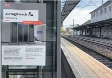  ?? FOTO: LENA MÜSSIGMANN ?? Der Aufzug zu den Gleisen am Ravensburg­er Bahnhof wird von der Deutschen Bahn ausgetausc­ht und steht Reisenden mehrere Monate lang nicht zur Verfügung.