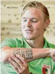 ?? Foto: Klaus Rainer Krieger ?? Fredrik Jensen zeigt sein außergewöh­nli ches Tattoo.