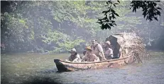  ?? FOTO: DPA ?? Robert Pattinson (hinten im Boot) auf dem Amazonas.