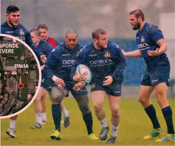  ??  ?? Ieri al lavoro a un chilometro di distanza: gli All Blacks al campo dell’Università La Sapienza a Tor di Quinto. L’Italia sull’altra sponda del Tevere, al Centro Coni Giulio Onesti dell’Acqua Acetosa FAMA