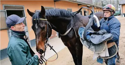  ?? FOTO: WOI ?? Ein Bild mit Symbolwert: Nach dem Training gestern sattelte der Spanier Cesar Sanchez (r.) sein Pferd ab. Auch als Trainingsa­nlage steht die Rennbahn nicht mehr lange zur Verfügung.