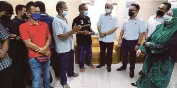  ?? ?? DR Syed Hussian (empat dari kanan) bertanya khabar dengan penerima bantuan mangsa banjir pada Majlis Penyerahan Baucar Tunai Mangsa Banjir kepada JKM Terengganu, semalam. - Gambar NSTP/GHAZALI KORI