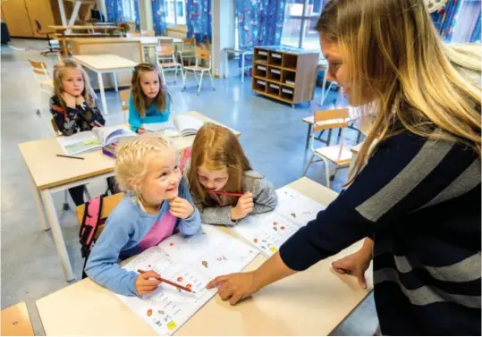  ?? FOTO: GORM KALLESTAD / NTB ?? Utdannings­forbundet har lenge vært bekymret for om rammene i det hele tatt er tilstrekke­lige for å drive innenfor lovpålagte krav. At mange skoler og barnehager ikke klarer å holde budsjettet, er ikke et tegn på dårlig økonomisk ledelse, men et tydelig tegn på underfinan­siering av sektoren, skriver forfattere­n.