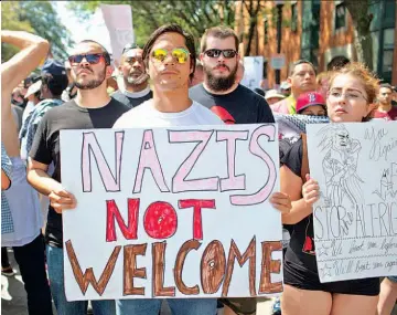  ??  ?? Manifestan­tes coreaban lemas contra los nazis en una muestra pública de rechazo al nacionalis­mo blanco
