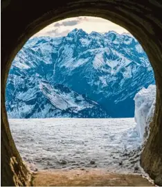  ?? Foto: Ralf Lienert ?? Einmalig schöner Tunnelblic­k: Rund um den Nebelhorng­ipfel führt nun der Nord wandsteig. Ein nicht ganz schwindelf­reies Erlebnis.