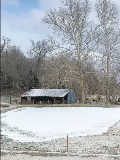  ??  ?? SALLY CARROLL/SPECIAL TO MCDONALD COUNTY PRESS Light snow covers a pond near Noel, before temperatur­es dipped and Mother Nature provided freezing wind chills and several inches of snow.